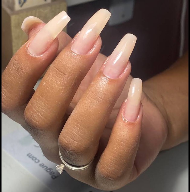 Unhas longas com alongamento em tom nude