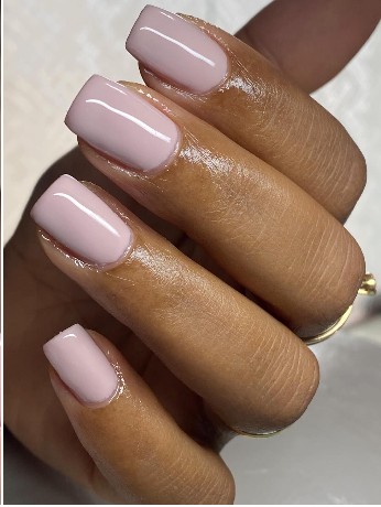 Unhas com esmaltação em gel rosa claro