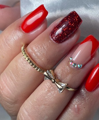 Unhas vermelhas com glitter e pedrarias